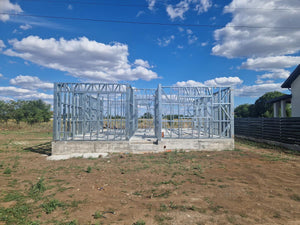 Montage en cours de la structure métallique pour 2 maisons de plain-pied de 122 mètres carrés chacune thumbnail