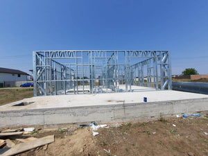 Montage en cours de la structure métallique pour 2 maisons de plain-pied de 122 mètres carrés chacune thumbnail