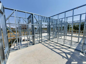 Montage en cours de la structure métallique pour 2 maisons de plain-pied de 122 mètres carrés chacune thumbnail