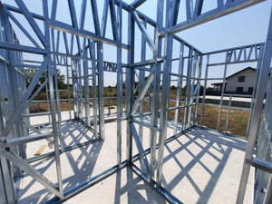 Montage en cours de la structure métallique pour 2 maisons de plain-pied de 122 mètres carrés chacune thumbnail