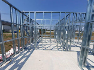Montage en cours de la structure métallique pour 2 maisons de plain-pied de 122 mètres carrés chacune thumbnail