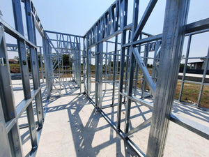 Montage en cours de la structure métallique pour 2 maisons de plain-pied de 122 mètres carrés chacune thumbnail