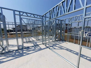 Montage en cours de la structure métallique pour 2 maisons de plain-pied de 122 mètres carrés chacune thumbnail