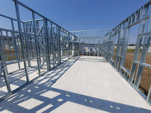 Montage en cours de la structure métallique pour 2 maisons de plain-pied de 122 mètres carrés chacune thumbnail