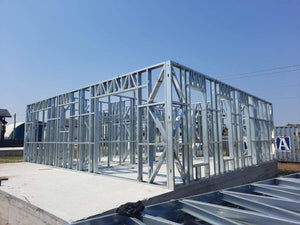 Montage en cours de la structure métallique pour 2 maisons de plain-pied de 122 mètres carrés chacune thumbnail