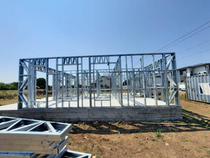 Montage en cours de la structure métallique pour 2 maisons de plain-pied de 122 mètres carrés chacune thumbnail