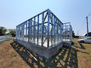 Montage en cours de la structure métallique pour 2 maisons de plain-pied de 122 mètres carrés chacune thumbnail