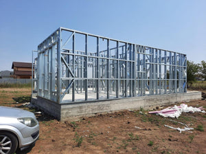 Montage en cours de la structure métallique pour 2 maisons de plain-pied de 122 mètres carrés chacune thumbnail