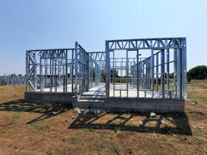 Montage en cours de la structure métallique pour 2 maisons de plain-pied de 122 mètres carrés chacune thumbnail