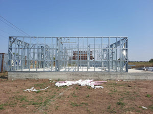 Montage en cours de la structure métallique pour 2 maisons de plain-pied de 122 mètres carrés chacune thumbnail