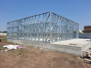 Montage en cours de la structure métallique pour 2 maisons de plain-pied de 122 mètres carrés chacune thumbnail