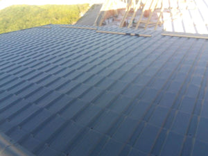 Installation de couverture en tuiles métalliques pour la maison construite à Berceni thumbnail