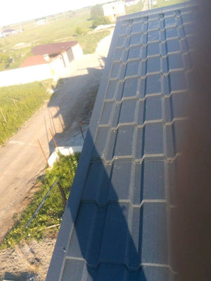Installation de couverture en tuiles métalliques pour la maison construite à Berceni thumbnail