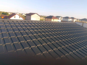 Installation de couverture en tuiles métalliques pour la maison construite à Berceni thumbnail