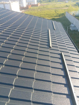 Installation de couverture en tuiles métalliques pour la maison construite à Berceni thumbnail