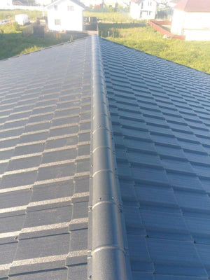 Installation de couverture en tuiles métalliques pour la maison construite à Berceni thumbnail