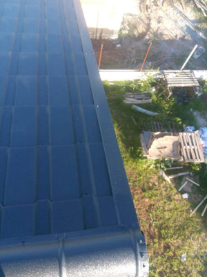 Installation de couverture en tuiles métalliques pour la maison construite à Berceni thumbnail