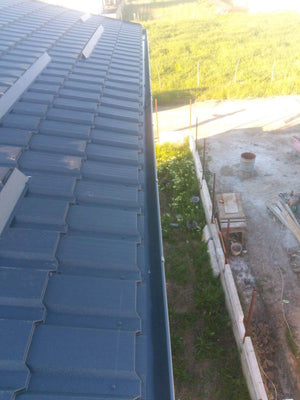 Installation de couverture en tuiles métalliques pour la maison construite à Berceni thumbnail