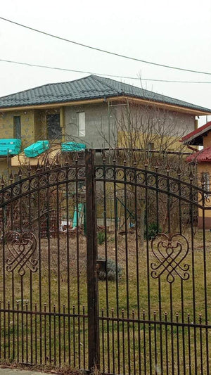 Installation de couverture en tuiles métalliques pour la maison à deux niveaux thumbnail