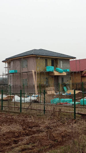 Installation de couverture en tuiles métalliques pour la maison à deux niveaux thumbnail