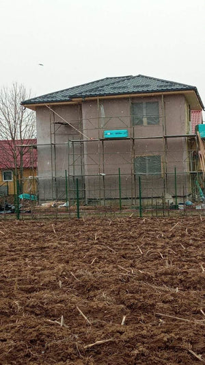 Installation de couverture en tuiles métalliques pour la maison à deux niveaux thumbnail