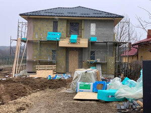 Installation de couverture en tuiles métalliques pour la maison à deux niveaux thumbnail
