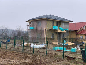 Installation de couverture en tuiles métalliques pour la maison à deux niveaux thumbnail