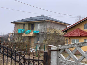 Installation de couverture en tuiles métalliques pour la maison à deux niveaux thumbnail