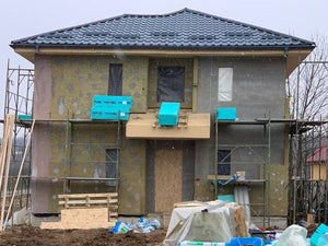 Installation de couverture en tuiles métalliques pour la maison à deux niveaux thumbnail