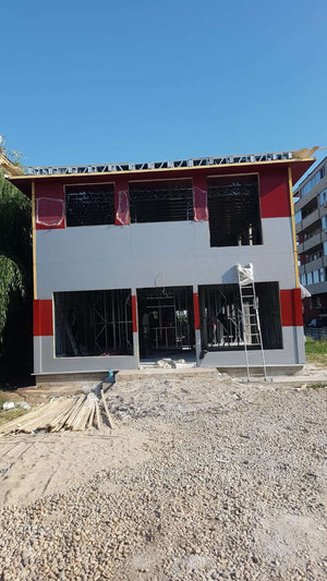 Montage de panneaux sandwich pour la construction d'une halle de 480 mètres carrés thumbnail