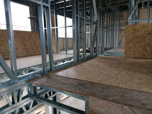 Installation de panneaux OSB pour la construction du plancher de l'étage d'une maison métallique thumbnail