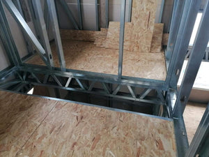 Installation de panneaux OSB pour la construction du plancher de l'étage d'une maison métallique thumbnail