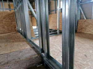 Installation de panneaux OSB pour la construction du plancher de l'étage d'une maison métallique thumbnail
