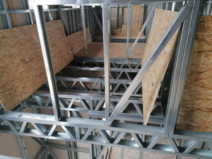 Installation de panneaux OSB pour la construction du plancher de l'étage d'une maison métallique thumbnail