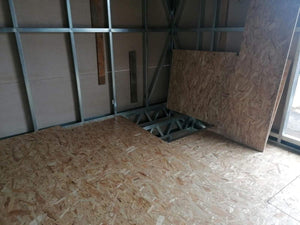 Installation de panneaux OSB pour la construction du plancher de l'étage d'une maison métallique thumbnail
