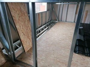 Installation de panneaux OSB pour la construction du plancher de l'étage d'une maison métallique thumbnail