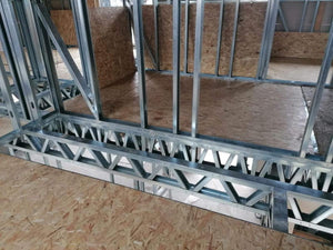 Installation de panneaux OSB pour la construction du plancher de l'étage d'une maison métallique thumbnail
