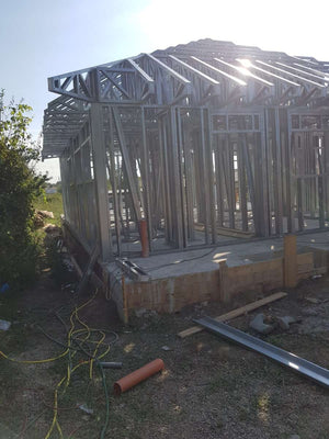 Montage de la structure métallique pour un projet de maison à Galati thumbnail