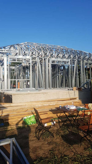 Montage de la structure métallique pour un projet de maison à Galati thumbnail