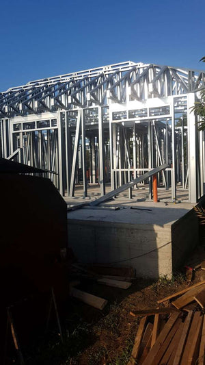 Montage de la structure métallique pour un projet de maison à Galati thumbnail