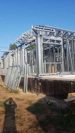 Montage de la structure métallique pour un projet de maison à Galati thumbnail