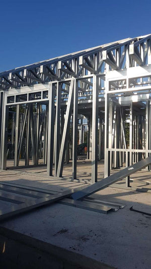 Montage de la structure métallique pour un projet de maison à Galati thumbnail