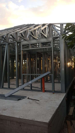 Montage de la structure métallique pour un projet de maison à Galati thumbnail