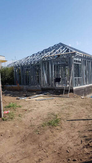 Montage de la structure métallique pour un projet de maison à Galati thumbnail