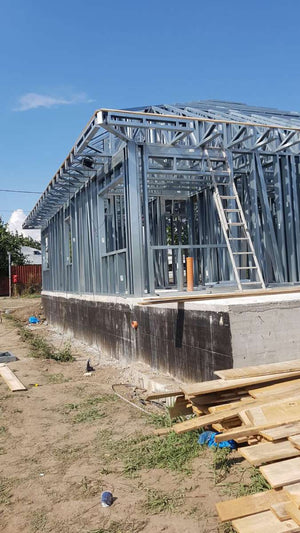 Montage de la structure métallique pour un projet de maison à Galati thumbnail