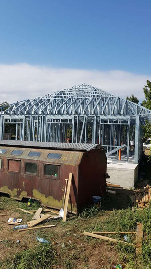 Montage de la structure métallique pour un projet de maison à Galati thumbnail