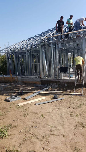 Montage de la structure métallique pour un projet de maison à Galati thumbnail