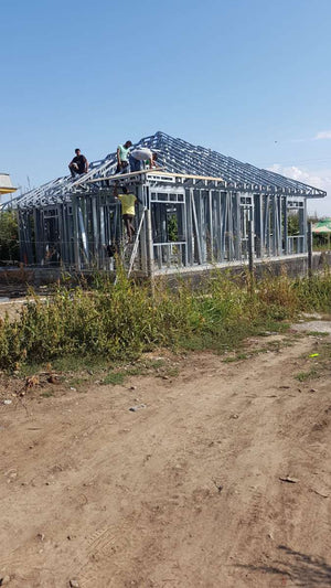 Montage de la structure métallique pour un projet de maison à Galati thumbnail