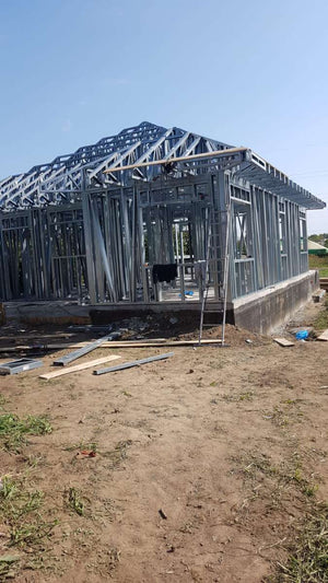 Montage de la structure métallique pour un projet de maison à Galati thumbnail