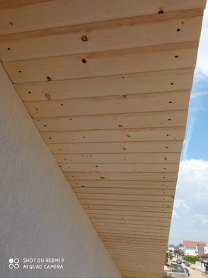 Montage d'une poutre en bois pour la maison en métal de 115 mètres carrés à Bucarest thumbnail
